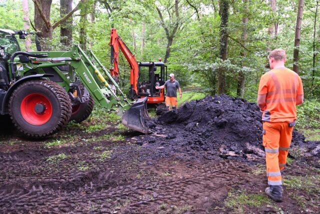 Radlader und Presslufthammer waren notwendig, um den ausgehärteten Asphalt in einem Dorstener Waldstück zu beseitigen.