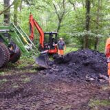 Radlader und Presslufthammer waren notwendig, um den ausgehärteten Asphalt in einem Dorstener Waldstück zu beseitigen.