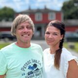 Steven und Vanessa Wels vor dem Parkbad Süd. Hier feierten sie legendäre Partys und auch ihre Hochzeit. Dennoch war nach acht Jahren Schluss in der Gastronomie.