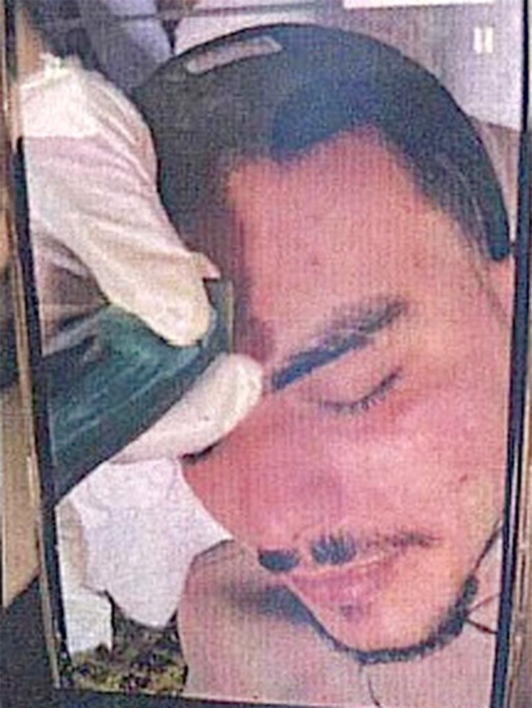 Ein Fahndungsfoto der Polizei Recklinghausen zeigt einen Mann mit geschlossenen Augen während einer kosmetischen Gesichtsbehandlung.