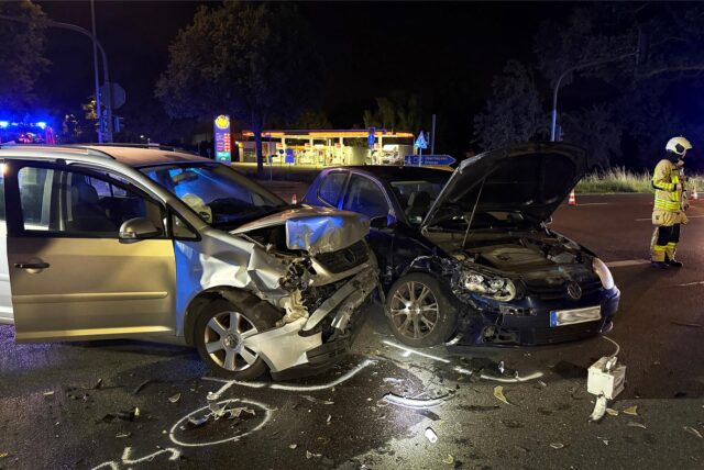Bei einem Unfall in Dorsten wurden zwei Autos in der Nacht zu Mittwoch schwer beschädigt.