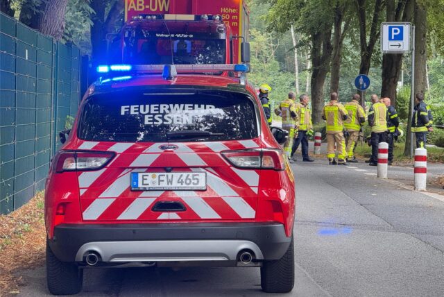 Ein Feuerwehrauto steht auf einem Parkplatz.