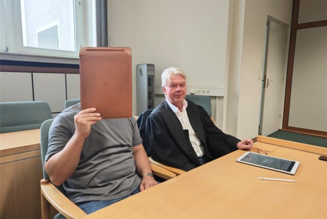 Der angeklagte Ingenieur aus Recklinghausen neben seinem Verteidiger Wolfgang Zeitler im Essener Landgericht
