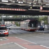Autos und eine Stadtbahn stehen auf einer Straße. (Archivbild)