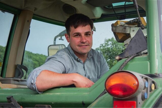 Christian Knickenberg sitzt im Traktor auf dem Gelände seines Pferdehofs in Ober-Castrop, den er in dritter Generation bewirtschaftet.