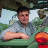 Christian Knickenberg sitzt im Traktor auf dem Gelände seines Pferdehofs in Ober-Castrop, den er in dritter Generation bewirtschaftet.