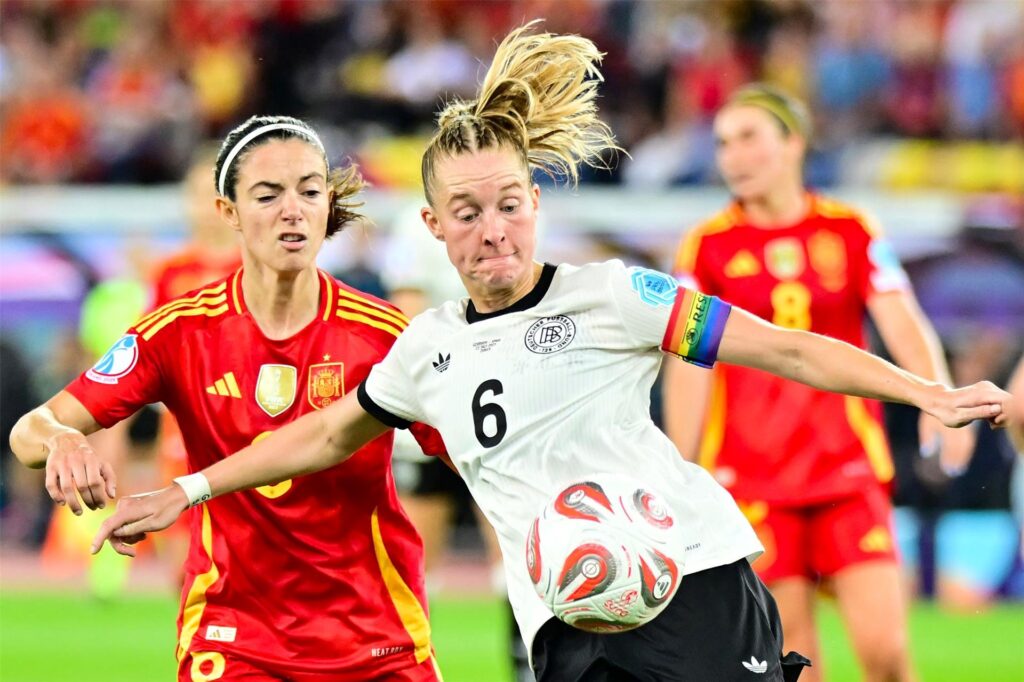 Fußball, Frauen: EM, Deutschland - Spanien, Finalrunde, Halbfinale, Spaniens Aitana Bonmati (l) und Deutschlands Janina Minge kämpfen um den Ball
