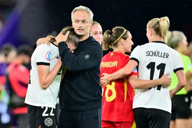 Trost für seine Spielerinnen: Bundestrainer Christian Wück.