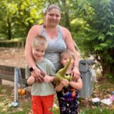 Franziska Pfeifer mit ihren Söhnen Jannes und Torin am Spielplatz.