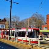 Eine Straßenbahn fährt in der Mitte der Straße. (Archivbild)