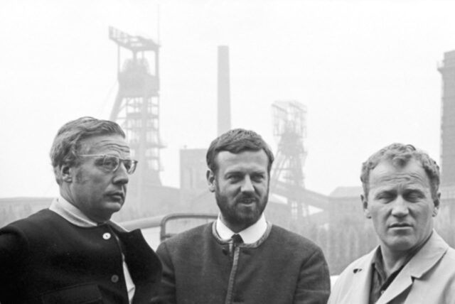 Eine Orwat-Foto von 1968 zeigt den neuen WLT-Intendanten Hans Dieter Schwarze (Mitte) vor der Erin-Kulisse mit den Autoren Erwin Sylvanus (l.) und Max von der Grün während der Dreharbeiten zum Spielfilm „Flächenbrand“.