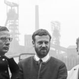 Eine Orwat-Foto von 1968 zeigt den neuen WLT-Intendanten Hans Dieter Schwarze (Mitte) vor der Erin-Kulisse mit den Autoren Erwin Sylvanus (l.) und Max von der Grün während der Dreharbeiten zum Spielfilm „Flächenbrand“.