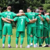 Spieler umarmen sich
