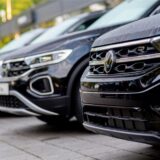 Neuwagen der Marke Volkswagen stehen vor einem Autohaus.
