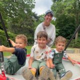 Die Kinder der Familie Berger sitze auf einer Schaukel, Mutter Anna steht dahinter.