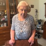 Erika Grein steht in ihrem Wohnzimmer.