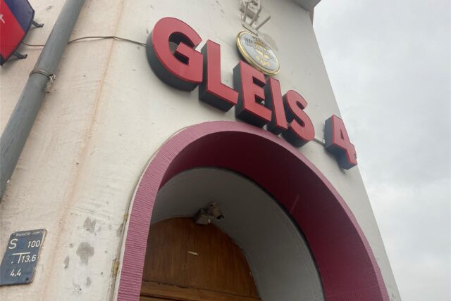 Das Gleis 4 an der Bahnhofstraße in Rauxel von außen.