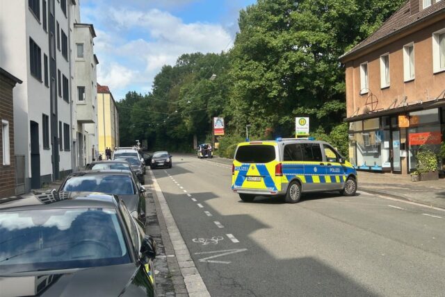 Polizeiwagen riegeln in Recklinghausen den Oerweg nach einem Unfall ab