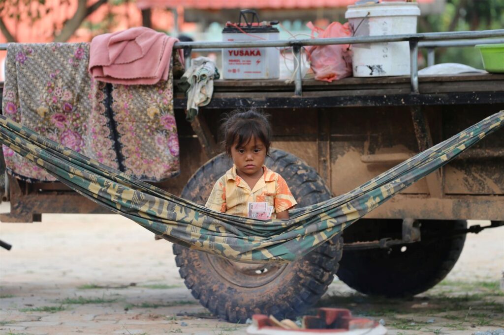 Ein kleines Mädchen, das mit seiner Familie von der Grenze in der Provinz Oddar Meanchey geflohen ist, sitzt in einer Hängematte in einer Unterkunft in der Provinz Siem Reap. Zahlreiche Menschen fliehen im Grenzkonflikt zwischen Thailand und Kambodscha. Ein kleines Mädchen, das mit seiner Familie von der Grenze in der Provinz Oddar Meanchey geflohen ist, sitzt in einer Hängematte in einer Unterkunft in der Provinz Siem Reap. Zahlreiche Menschen fliehen im Grenzkonflikt zwischen Thailand und Kambodscha.