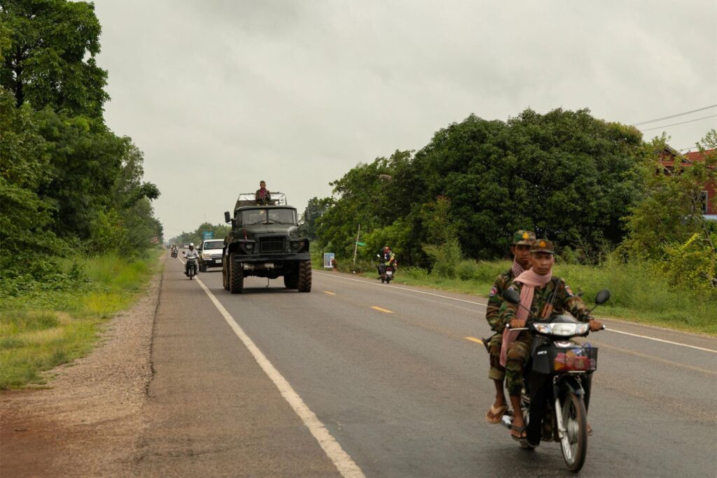 Ein kambodschanischer Militärkonvoi fährt in Richtung der Grenzstadt Samrong in der Provinz Oddar Meanchey, Kambodscha. Ein kambodschanischer Militärkonvoi fährt in Richtung der Grenzstadt Samrong in der Provinz Oddar Meanchey, Kambodscha.
