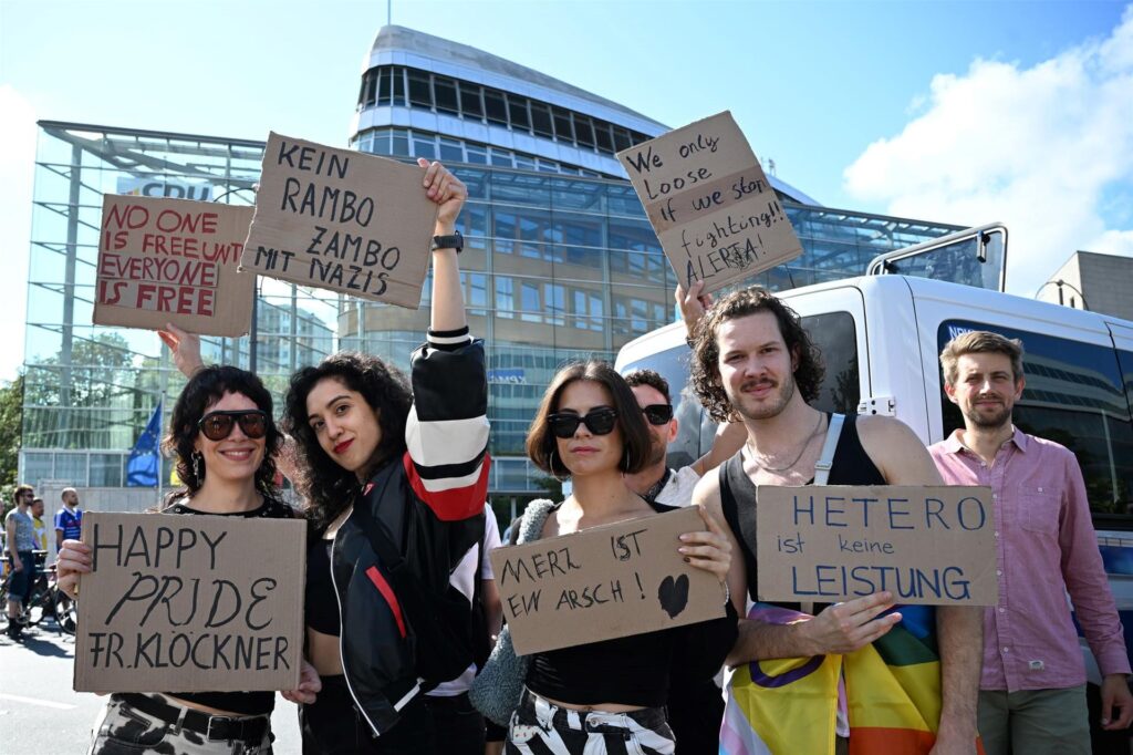 Teilnehmerinnen und Teilnehmer greifen auf ihren Plakaten auch die Kontroverse um die Regenbogenflagge am Bundestag auf. Teilnehmerinnen und Teilnehmer greifen auf ihren Plakaten auch die Kontroverse um die Regenbogenflagge am Bundestag auf.