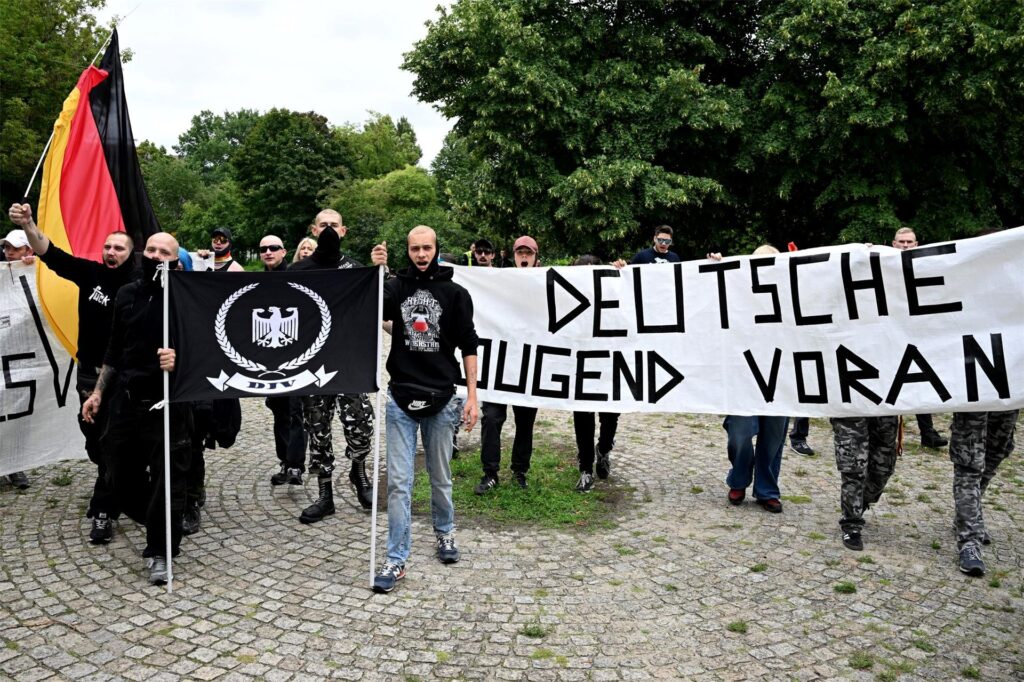 Etwa 30 bis 50 Personen beteiligten sich an einer rechten Gegendemonstration. Etwa 30 bis 50 Personen beteiligten sich an einer rechten Gegendemonstration.