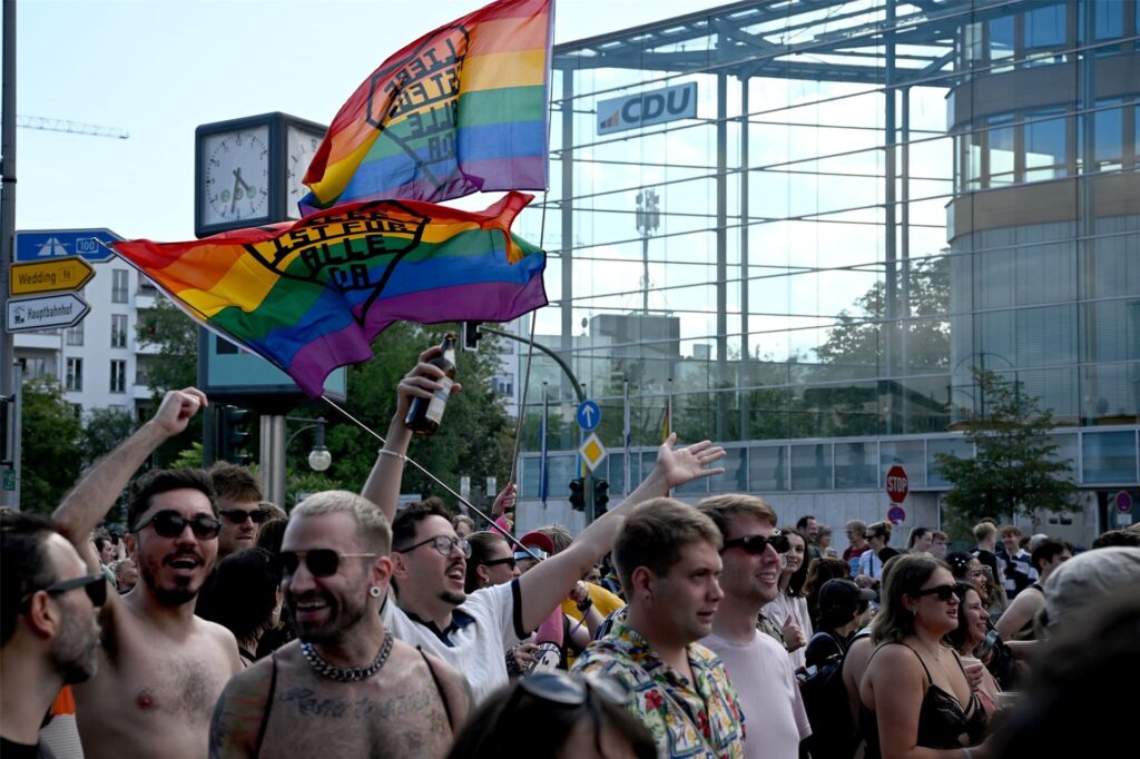 Beim CSD wird für Vielfalt, Menschenrechte und den Schutz von Minderheiten demonstriert. Beim CSD wird für Vielfalt, Menschenrechte und den Schutz von Minderheiten demonstriert.