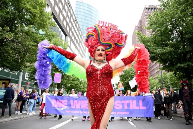 Bunt, bunter, CSD: Beim Christopher Street Day werden viele farbenfrohe Kostüme präsentiert.