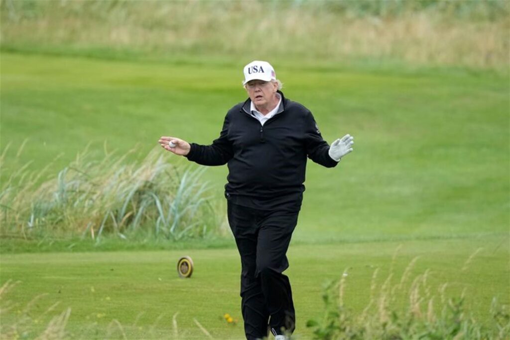 Donald Trump spielt Golf. Donald Trump spielt Golf.