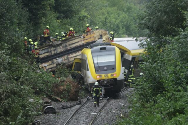 Rettungskräfte untersuchen den in Baden-Württemberg entgleisten Personenzug.