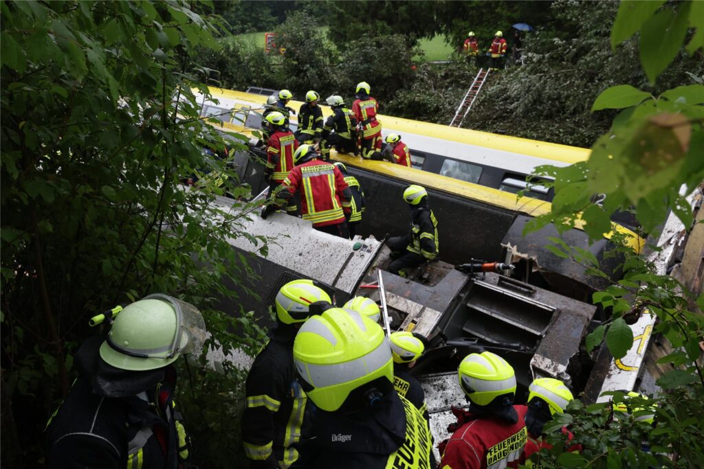 Rettungskräfte suchen in einem entgleisten Zug nach Fahrgästen. Im Kreis Biberach ist ein Personenzug entgleist. Rettungskräfte suchen in einem entgleisten Zug nach Fahrgästen. Im Kreis Biberach ist ein Personenzug entgleist.